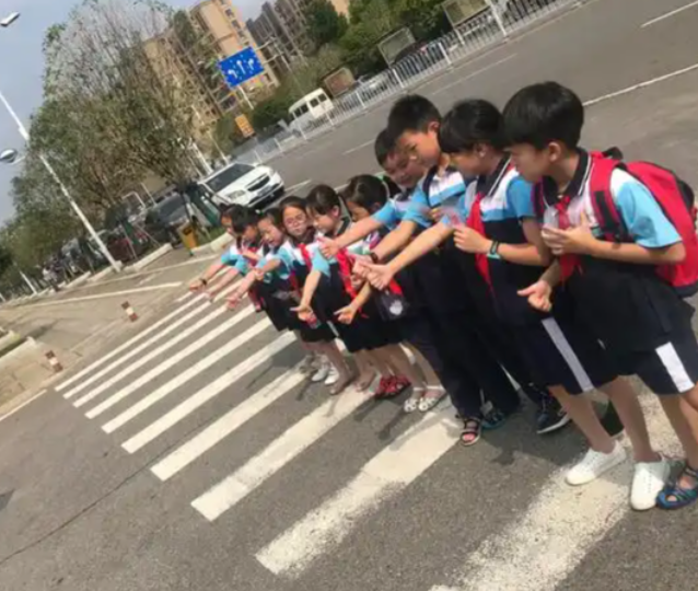 卡通图示生动形式协助小学生文明出行切实提高避险能力
